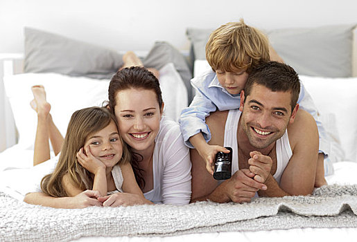 家庭,卧,床上,看电视