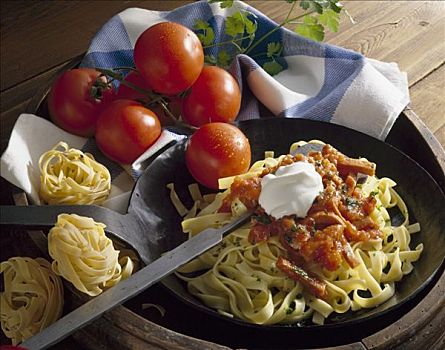 意大利面,西红柿,香肠,酱,锅
