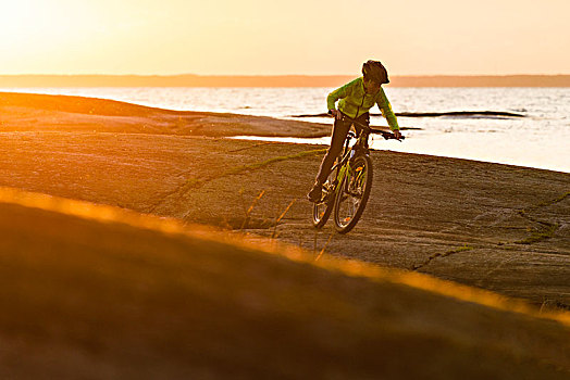 男孩,骑自行车,海滩,日落