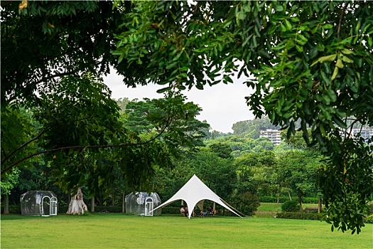 户外拍摄草地上的露营白色帐篷