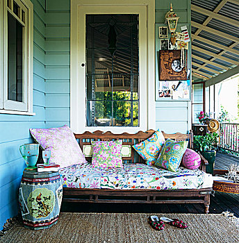 老式,沙发,彩色,垫子,角,宽敞,阳台