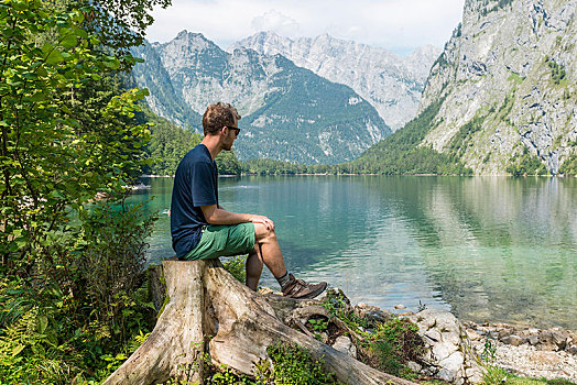 年轻,远足,坐,岸边,奧伯湖地区,后面,瓦茨曼山,国家公园,陆地,上巴伐利亚,巴伐利亚,德国,欧洲