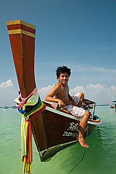 男青年,长尾船,甲米,泰国