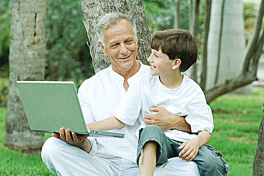 爷爷,拿着,孙子,男孩,看,笔记本电脑,微笑