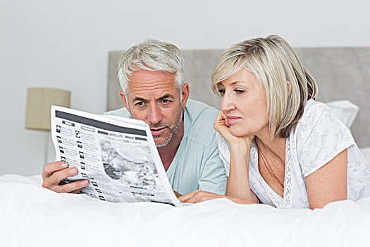 夫妻,读报,床上