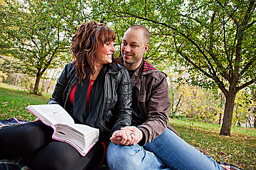 伴侣,读,圣经,一起,公园,艾伯塔省,加拿大