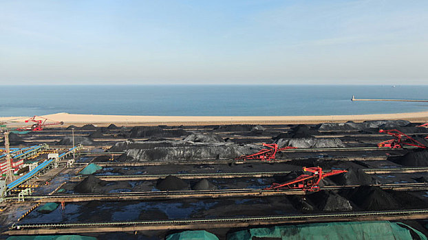山东省日照市,航拍蓝天白云下的港口煤炭堆场,座座煤山一眼望不到边