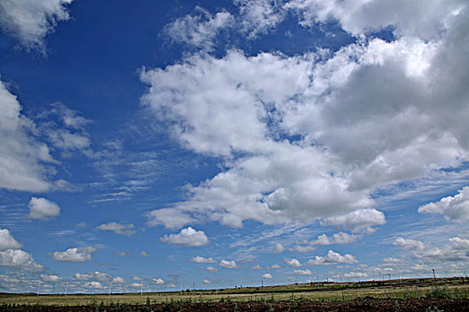 内蒙古呼伦贝尔满洲里草原上的蓝天白云
