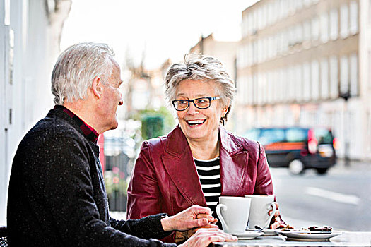 浪漫,老年,夫妻,街边咖啡厅,握手