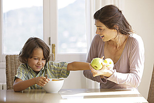 母亲,拿着,惊奇,苹果,男孩,玉米片,吃饭,半身像,肖像权