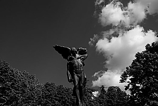 金属,雕塑,天使,死,战士,树,云,背景,哥尔顿葡萄酒,公园,托斯卡纳,意大利