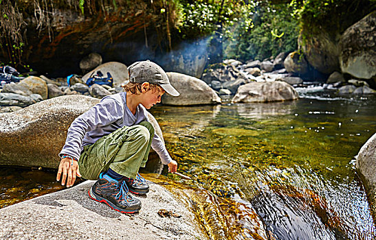 男孩,蹲,岩石上,旁侧,水池,玻利维亚,南美