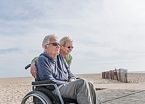 老人,轮椅,妻子,海滩,圣莫尼卡,加利福尼亚,美国