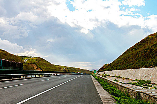 草原上的高速公路