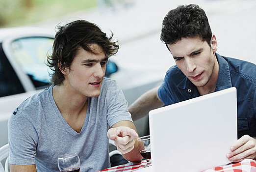两个,年轻,男人,坐,桌子,笔记本电脑