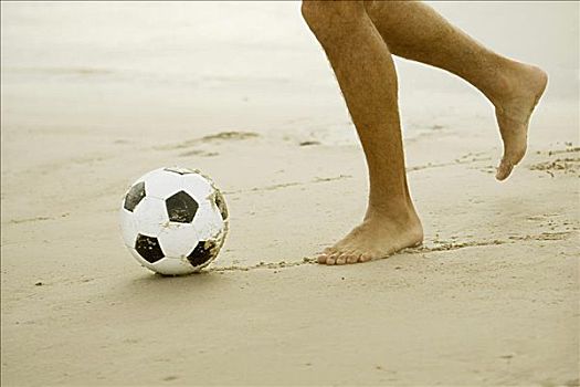 一个,男人,玩,足球,海滩