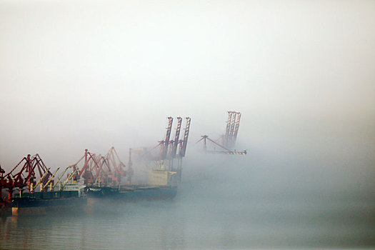 山东省日照市,港口出现平流雾奇观,仙境,下的港口美不胜收