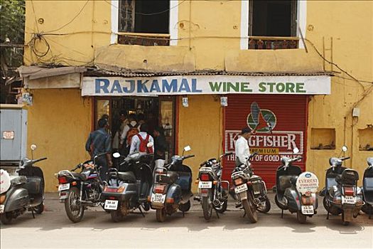 排,男人,葡萄酒,街道,帕那吉,果阿,印度