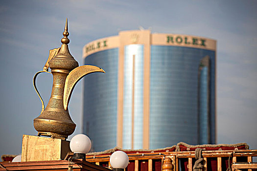 特色,阿拉伯,金色,茶壶,正面,高层建筑,建筑,劳力士,标识,挨着,迪拜,溪流,阿联酋,中东,亚洲