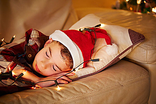 男孩,睡觉,戴着,圣诞帽,亮灯,沙发,圣诞节