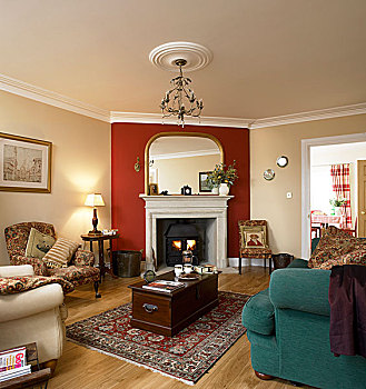 传统,黄色,起居室,红色,主题墙,壁炉,软垫,扶手椅,木地板,箱柜,茶几,图案,地毯