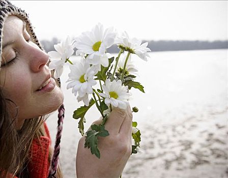 女青年,户外,拿着,花,鼻子,闭眼,特写