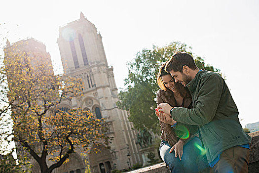情侣,并排,看,机智,电话,户外,圣母大教堂,巴黎