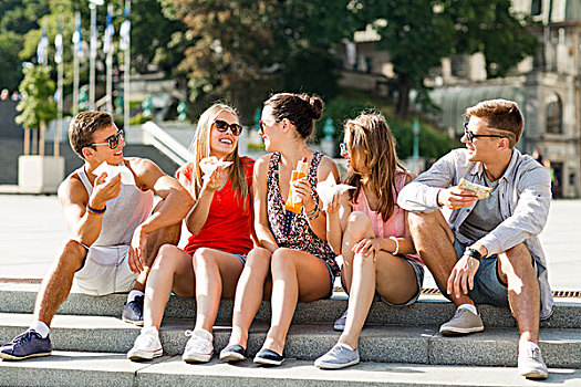 友谊,休闲,夏天,人,概念,群体,微笑,朋友,墨镜,坐,城市广场