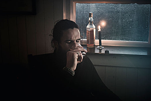 一个,男人,坐,暗色,窗,烛光,喝,小,玻璃杯,瓶子,旁侧