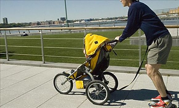 男人,穿,直排轮滑,推,婴儿,婴儿车,旁侧,哈得逊河,纽约