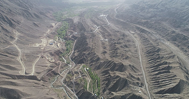 新疆哈密,航拍天山山区的地质构造与山区公路