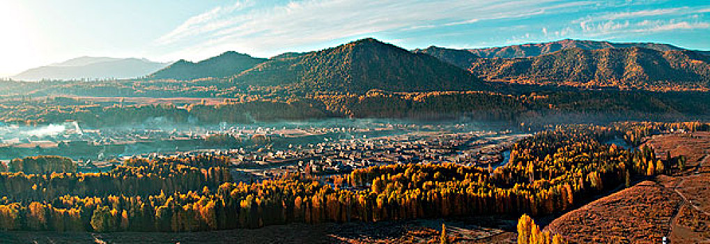 新疆阿勒泰喀纳斯秋天清晨的山村-禾木
