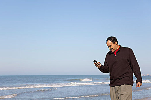 男人,看,发短信,手机,海滩