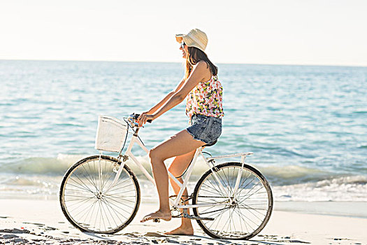 漂亮,黑发,女人,骑自行车,海滩