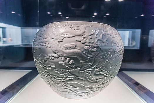 上海博物馆的清雍正景德镇窑青釉云龙纹缸