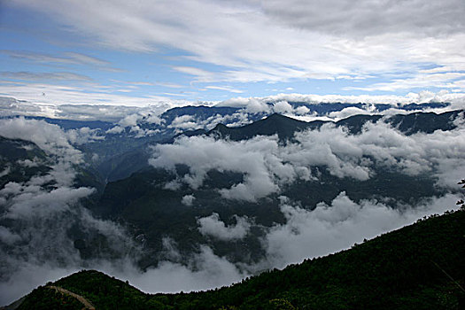 巫溪云台山云雾缭绕下的群山