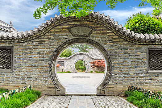 灰砖墙月亮门景观,山东省青州古城偶园建筑