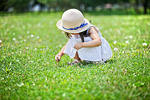 站在草坪上的可爱小女孩