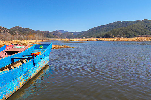 泸沽湖的彩船