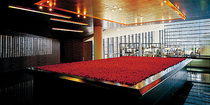 天津现代建筑中的一万支玫瑰