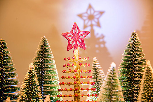 小型雪松摆件和金色的圣诞树