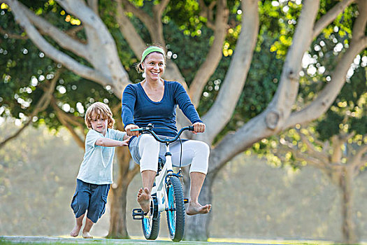 母亲,坐,自行车,儿子,推