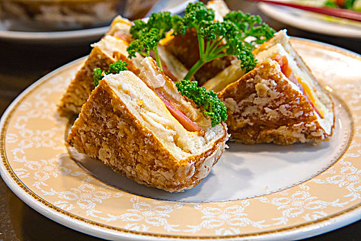 台湾着名的海鲜餐厅龙虾三明治,是这家餐厅的特色菜单,龙虾面包香脆三明治