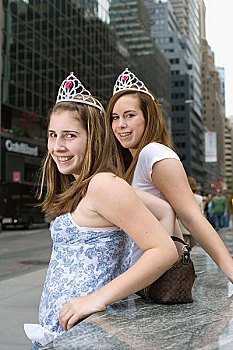 两个,青少年,女孩,穿,冠状头饰,城市街道