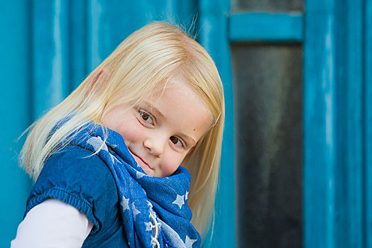 女孩,4岁,坐,正面,蓝色,门