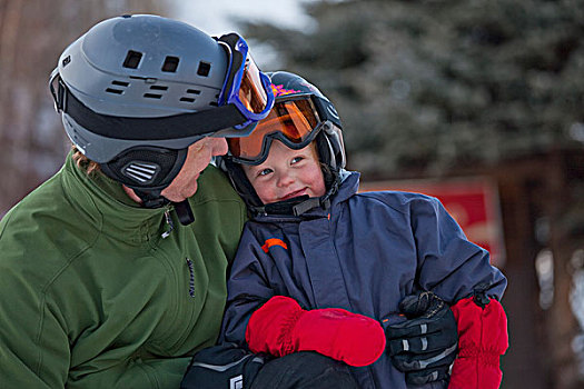 父亲,儿子,戴着,头盔,滑雪,面具,赤鹿,艾伯塔省,加拿大