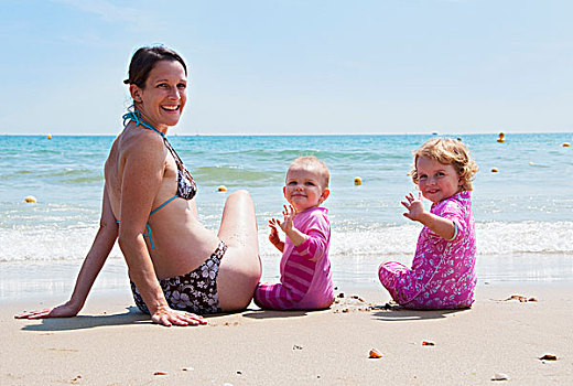 母亲,坐,海滩,女儿