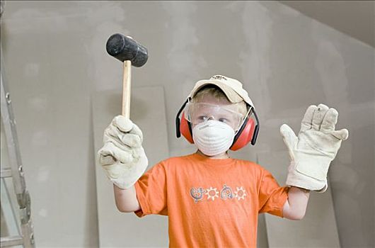 男孩,四个,玩,工作手套,护目镜,听力保护,锤子,工地