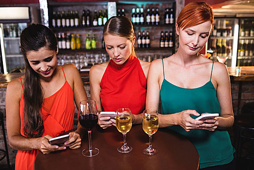 女性朋友,打手机,享受,葡萄酒