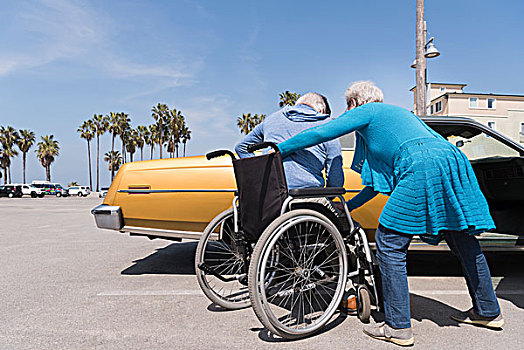 老年,女人,帮助,丈夫,轮椅,老爷车,威尼斯海滩,加利福尼亚,美国
